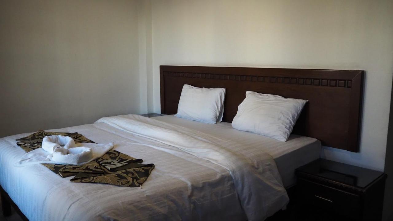 Al Fawanes Hotel Apartments Amman Exterior photo