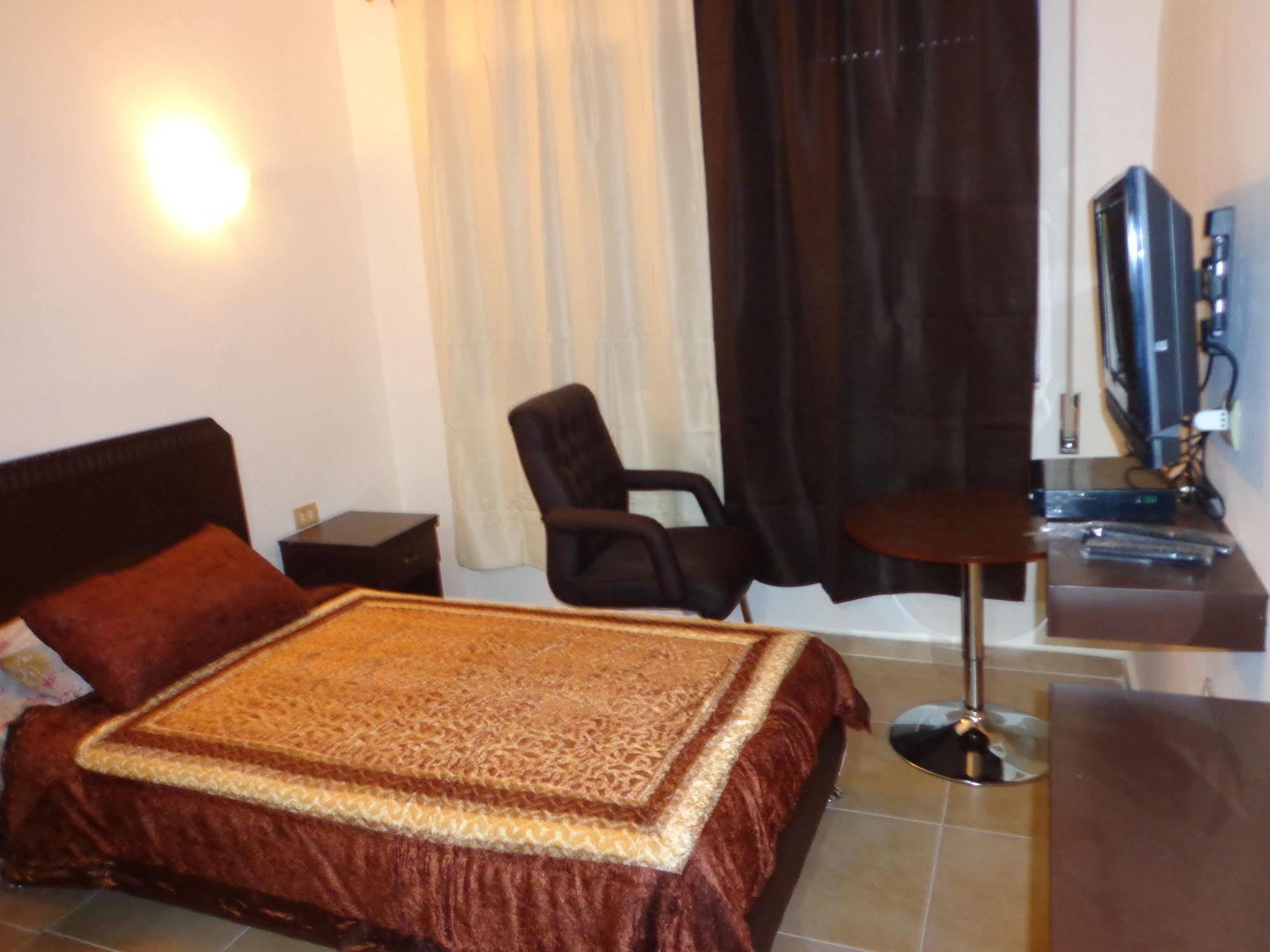 Al Fawanes Hotel Apartments Amman Exterior photo